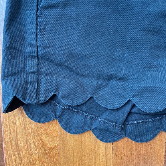 J Crew Sz 4 Black shorts with scallop trim - Picture 3 of 5